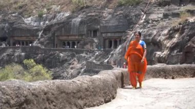 Ajanta mağaralarına kadın turist ziyareti ve antik Ajanta mağaralarını keşfetmek, Ajanta Mağaraları UNESCO 'nun Dünya Mirası Alanıdır..