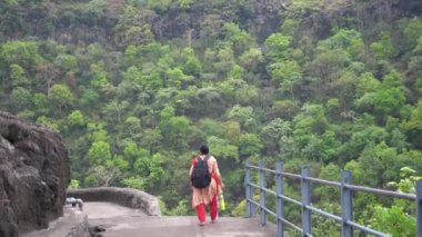 Ajanta mağaralarına kadın turist ziyareti ve antik Ajanta mağaralarını keşfetmek, Ajanta Mağaraları UNESCO 'nun Dünya Mirası Alanıdır..