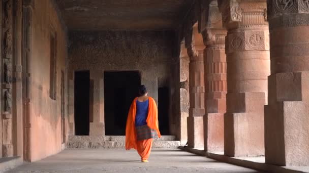 アジャンタ洞窟を訪れ 古代アジャンタ洞窟を探索する女性観光客 アジャンタ洞窟はユネスコの世界遺産です — ストック動画