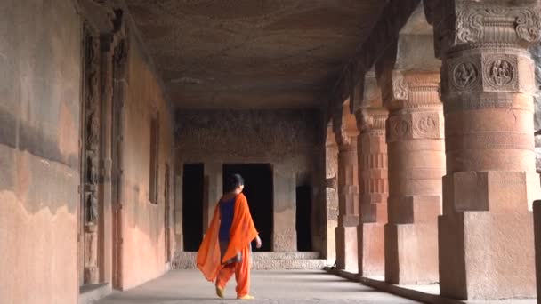 Touristinnen Besuchen Die Höhlen Von Ajanta Und Erkunden Die Antiken — Stockvideo