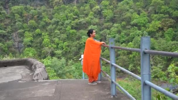 Kvinna Turist Besök Till Ajanta Grottorna Och Utforska Antika Ajanta — Stockvideo