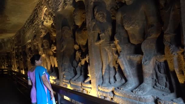 Touristinnen Besuchen Die Höhlen Von Ajanta Und Erkunden Die Antiken — Stockvideo