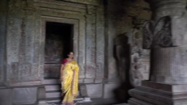 Sari ziyareti yapan Hintli kadın turist Ellora mağaralarındaki Jain mağaralarına, 5. yüzyıl ile 10. yüzyıl arasında UNESCO 'nun dünya mirası alanı arasında Jain mağarası tapınakları inşa edildi. Aurangabad, Maharashtra, Hindistan.