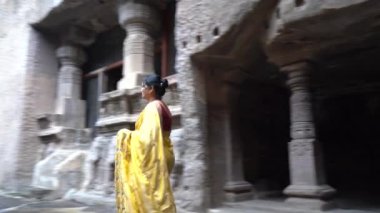 Sari ziyareti yapan Hintli kadın turist Ellora mağaralarındaki Jain mağaralarına, 5. yüzyıl ile 10. yüzyıl arasında UNESCO 'nun dünya mirası alanı arasında Jain mağarası tapınakları inşa edildi. Aurangabad, Maharashtra, Hindistan.