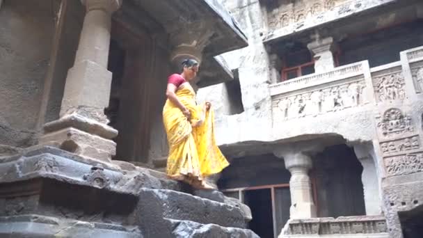 Ινδή Τουρίστρια Σάρι Επίσκεψη Στο Σπήλαιο Jain Ναούς Σπήλαια Ellora — Αρχείο Βίντεο