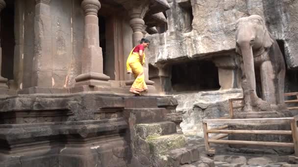 Индийская Женщина Турист Сари Посещение Пещеры Джайн Храмов Пещерах Ellora — стоковое видео
