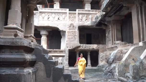 Indiska Kvinna Turist Saré Besök Jain Grotta Tempel Ellora Grottor — Stockvideo