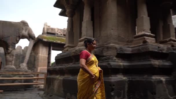 Індійська Жінка Туристка Сарі Відвідує Печерні Храми Джайнів Печерах Еллора — стокове відео
