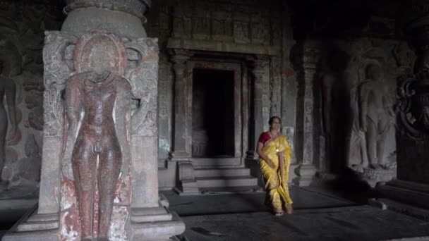 Indyjska Turystka Sari Wizyta Jaskini Jain Świątynie Jaskiniach Ellora Jain — Wideo stockowe