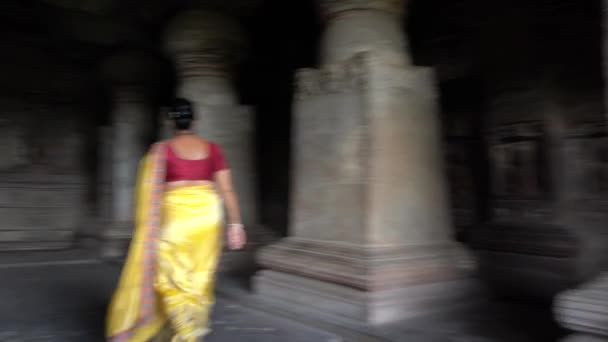 Indiánka Turistka Saree Návštěvu Jeskynních Chrámů Jain Jeskyních Ellora Jain — Stock video