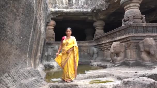 Sari Ziyareti Yapan Hintli Kadın Turist Ellora Mağaralarındaki Jain Mağaralarına — Stok video