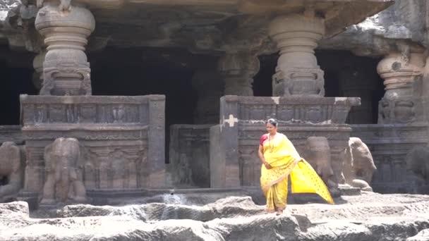 エローラ洞窟のジャイナ教の洞窟寺院への訪問を参照してくださいインドの女性観光客は ジャイナ教の洞窟寺院は5世紀から10世紀の間に ユネスコの世界遺産に建設されました インドのマハラシュトラ州アウランガバード — ストック動画