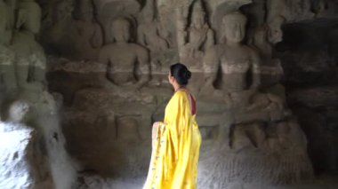 Sari ziyareti yapan Hintli kadın turist Ellora mağaralarındaki Jain mağaralarına, 5. yüzyıl ile 10. yüzyıl arasında UNESCO 'nun dünya mirası alanı arasında Jain mağarası tapınakları inşa edildi. Aurangabad, Maharashtra, Hindistan.