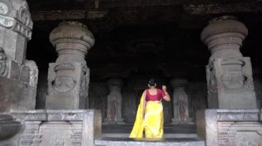 Sari ziyareti yapan Hintli kadın turist Ellora mağaralarındaki Jain mağaralarına, 5. yüzyıl ile 10. yüzyıl arasında UNESCO 'nun dünya mirası alanı arasında Jain mağarası tapınakları inşa edildi. Aurangabad, Maharashtra, Hindistan.