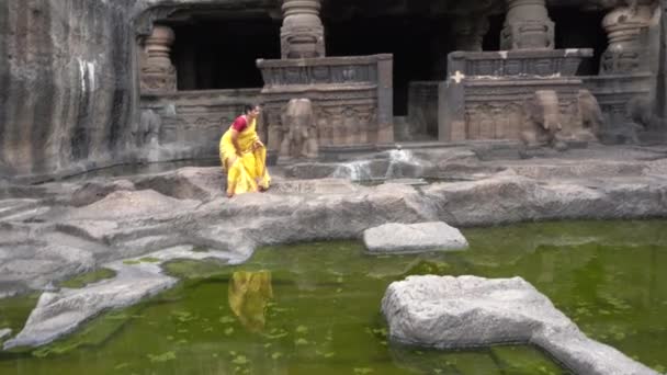 在公元5世纪至10世纪 联合国教科文组织的世界文化遗产所在地贾恩洞窟中 印度女性游客参观了贾恩洞窟 Aurangabad Maharashtra India — 图库视频影像