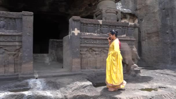 Indiai Turista Szári Látogatás Jain Barlang Templomok Ellora Barlangok Jain — Stock videók
