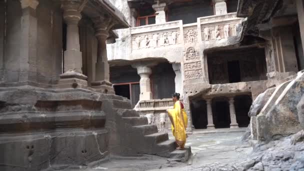 Індійська Жінка Туристка Сарі Відвідує Печерні Храми Джайнів Печерах Еллора — стокове відео