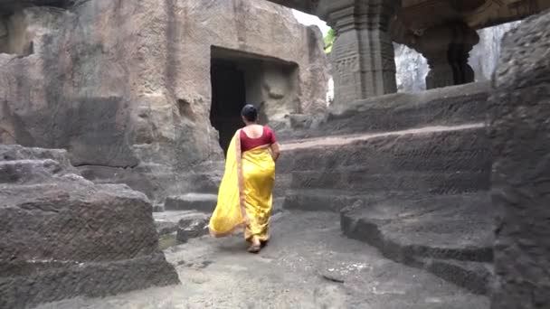Indiánka Turistka Saree Návštěvu Jeskynních Chrámů Jain Jeskyních Ellora Jain — Stock video