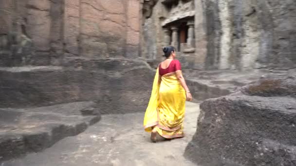Donna Indiana Turista Visita Saree Templi Grotta Jain Ellora Grotte — Video Stock