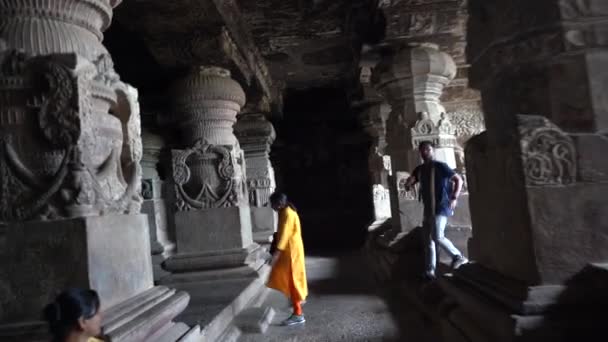 Indiska Kvinna Turist Saré Besök Jain Grotta Tempel Ellora Grottor — Stockvideo