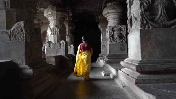 Indyjska Turystka Sari Wizyta Jaskini Jain Świątynie Jaskiniach Ellora Jain — Wideo stockowe