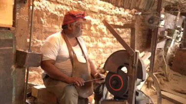 NAGPUR, MAHARASHTRA, INDIA 25 HAZİRAN 2023: Hindistan Sawmill 'de kereste kesen kereste işçisi.
