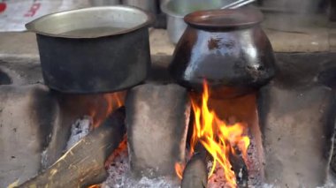 Kırsal vintage mutfak, odun sobası, yanan odun, yemek hazırlama..