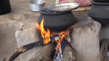 Kırsal vintage mutfak, odun sobası, yanan odun, yemek hazırlama..