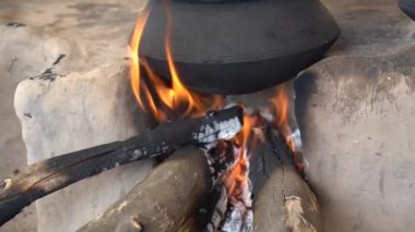 Kırsal vintage mutfak, odun sobası, yanan odun, yemek hazırlama..