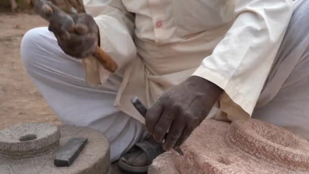 2023年1月25日インド マハラシュトラ州ナグプル 村通りの石から伝統的な石のグラインダーを作る男 — ストック動画