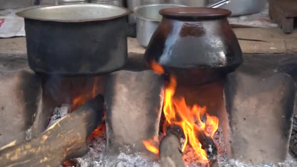 빈티지 스토브 장작을 태우는 음식을 준비하는 — 비디오