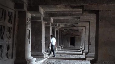 Aurangabad, Maharashtra, Hindistan - 14 Haziran 2022: Ellora mağara kompleksinin iç görünümü. 