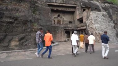 Aurangabad, Maharashtra, Hindistan - 14 Haziran 2022: antik mağara kompleksinin tadını çıkaran turistler. 