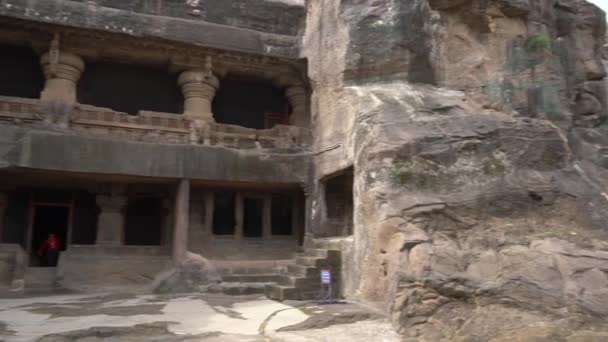 インド マハラシュトラ州アウランガバード2022年6月14日 洞窟複合体内の古代の岩カット建築 — ストック動画