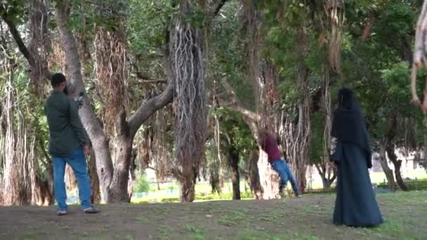 마하라슈트라 2022 단지에서 의나무들을 구경하는 관광객들 — 비디오