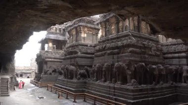 Aurangabad, Maharashtra, Hindistan - 14 Haziran 2022: Antik Ellora mağara kompleksinin inanılmaz detayları. 