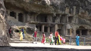Aurangabad, Maharashtra, Hindistan - 14 Haziran 2022: antik mağara kompleksinin tadını çıkaran turistler. 