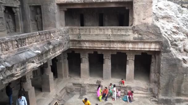 インドマハラシュトラ州アウランガバード2022年6月14日 古代の洞窟複合施設で景色を楽しむ観光客 — ストック動画