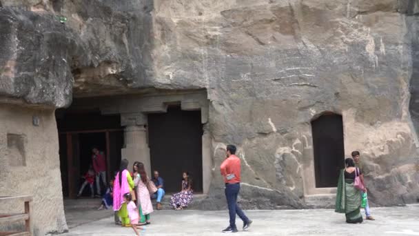 インドマハラシュトラ州アウランガバード2022年6月14日 古代の洞窟複合施設で景色を楽しむ観光客 — ストック動画