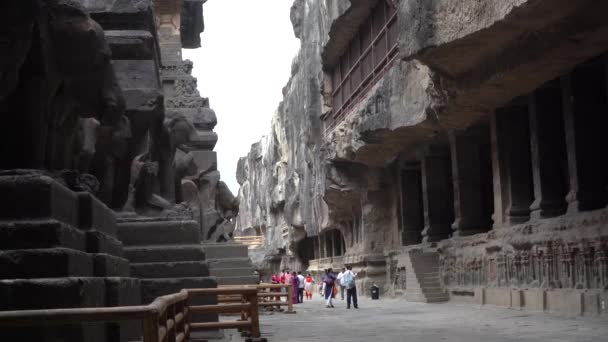 2022年6月14日インド マハラシュトラ州アウランガバード 玄武岩の崖の上に建てられた古代の洞窟複合体 ロックカット建築 — ストック動画