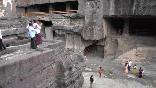 インド マハラシュトラ州アウランガバード2022年6月14日 古代の洞窟複合岩壁建築の詳細 — ストック動画
