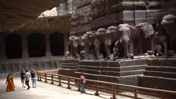 Aurangabad Maharashtra India Junio 2022 Turistas Explorando Complejo Cuevas Ellora — Vídeos de Stock