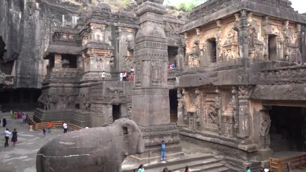 Аурангабад Махараштра Індія Червня 2022 Року Туристи Досліджують Печерний Комплекс — стокове відео
