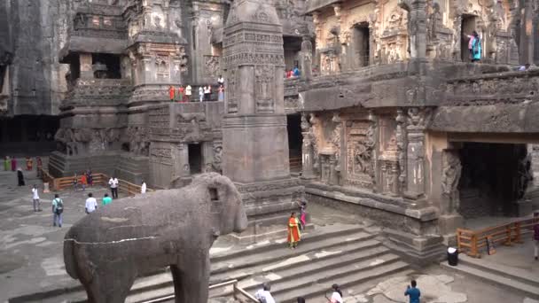 Аурангабад Махараштра Індія Червня 2022 Року Туристи Досліджують Печерний Комплекс — стокове відео