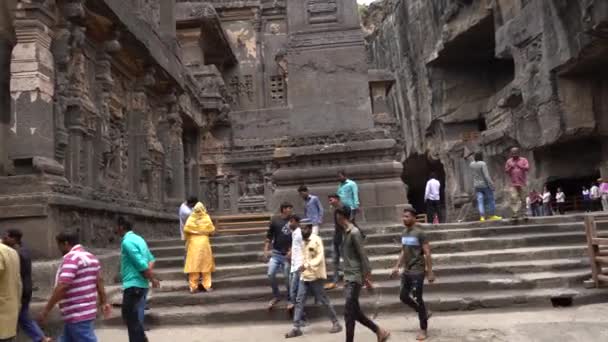 オーランガバード マハラシュトラ州 インド 2022年6月14日 エローラ洞窟複合体を探索する観光客 — ストック動画