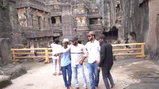 インド マハラシュトラ州 2022年6月14日 洞窟複合体の写真を撮る男性観光客のグループ — ストック動画