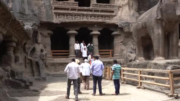 Ajanta Maharashtra Ινδια Ιουνίου 2022 Ομάδα Αρρένων Τουριστών Που Φωτογραφίζουν — Αρχείο Βίντεο