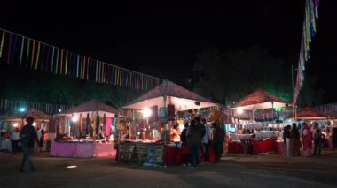 KHAJURAHO, INDIA 25 Şubat 2022: Khajuraho Dans Festivali sırasında çeşitli mallar satan sokak satıcısı, Hindistan 'da yıllık festival.