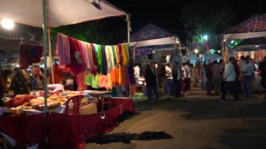 KHAJURAHO, INDIA 25 Şubat 2022: Khajuraho Dans Festivali sırasında çeşitli mallar satan sokak satıcısı, Hindistan 'da yıllık festival.