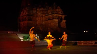 KHAJURAHO, INDIA 25 Şubat 2022: Dansçılar Khajuraho Dans Festivali sırasında klasik dans gösterisi yaptılar..